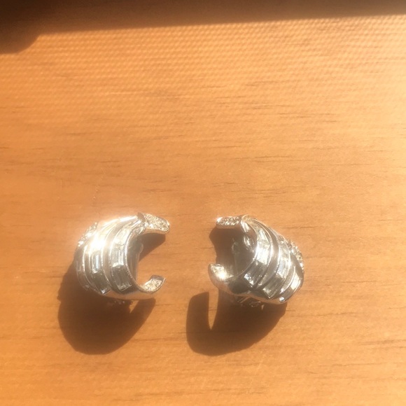 Vintage signed earring🌺